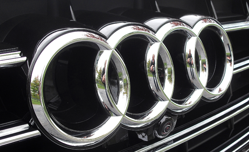 Audi A8: Die vier Markenringe sitzen vorn im oberen Teil des Kühlergrills. 