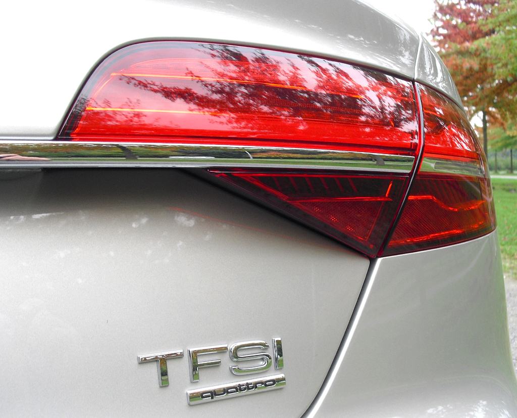 Audi A8: Moderne Leuchteinheit hinten mit Antriebsschriftzug. 