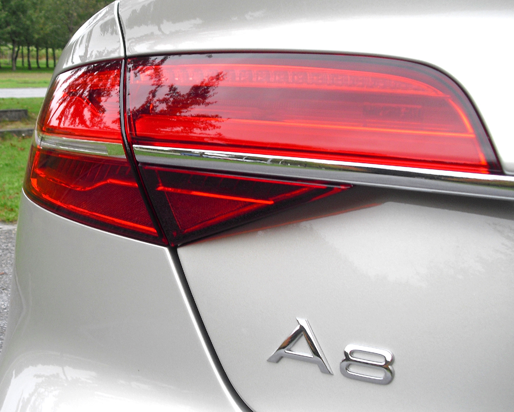 Audi A8: Moderne Leuchteinheit hinten mit Modellschriftzug. 