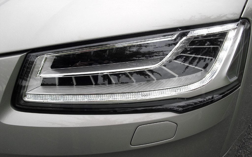 Audi A8: Moderne Leuchteinheit vorn. 