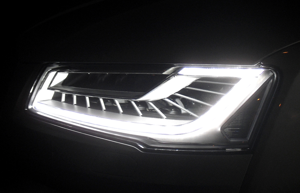 Audi A8: Neu sind die Matrix-LED-Scheinwerfer für 2400 Euro Aufpreis. 