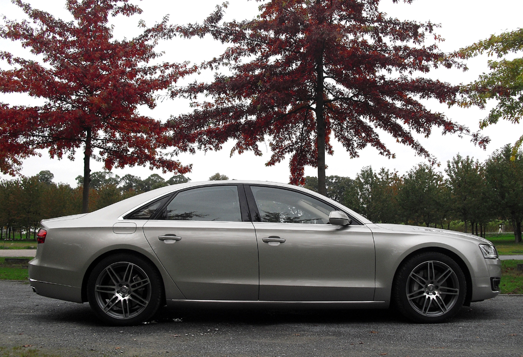 Audi A8: So sieht die Stufenheck-Luxuslimousine von der Seite aus. 