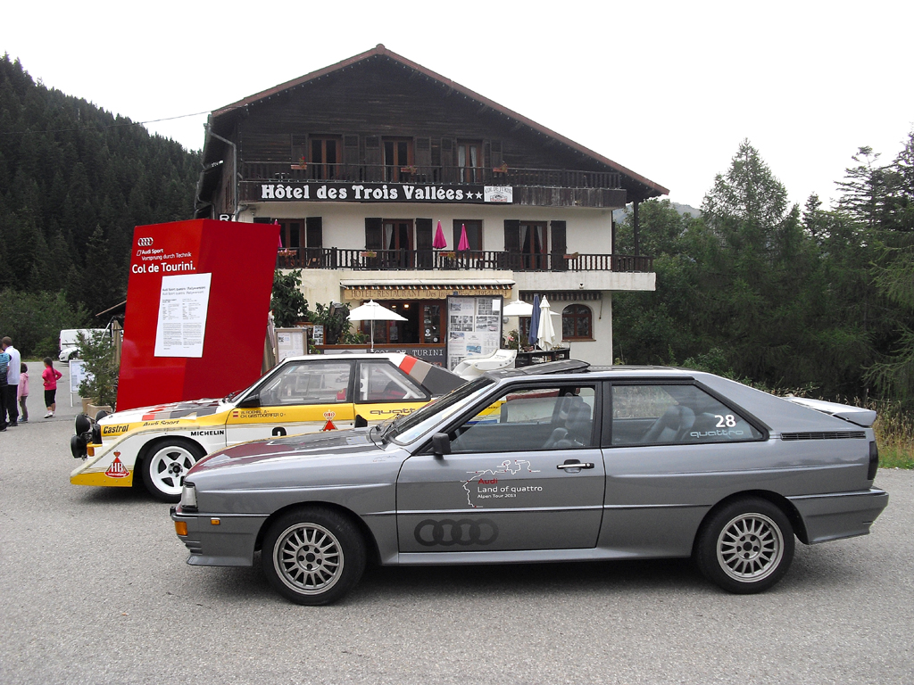 Audi-Quattro-Klassiker, hinten der Rallye-Sport-Quattro, auf dem Col de Turini. 