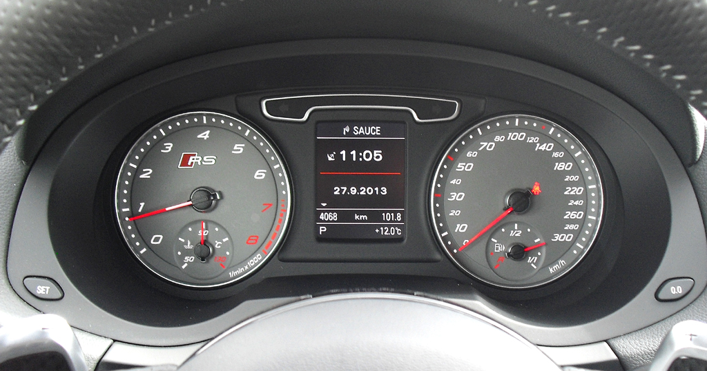 Audi RS Q3: Blick durch den Lenkradkranz auf die Rundinstrumentierung. 