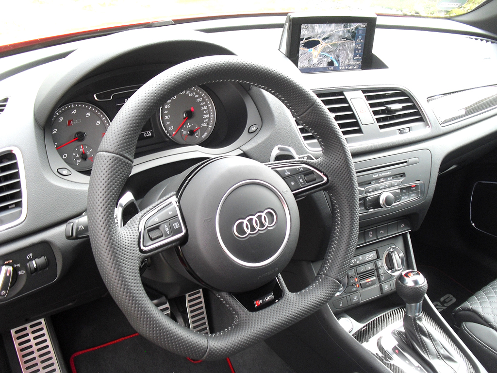 Audi RS Q3: Blick ins sportlich-funktionelle Cockpit. 