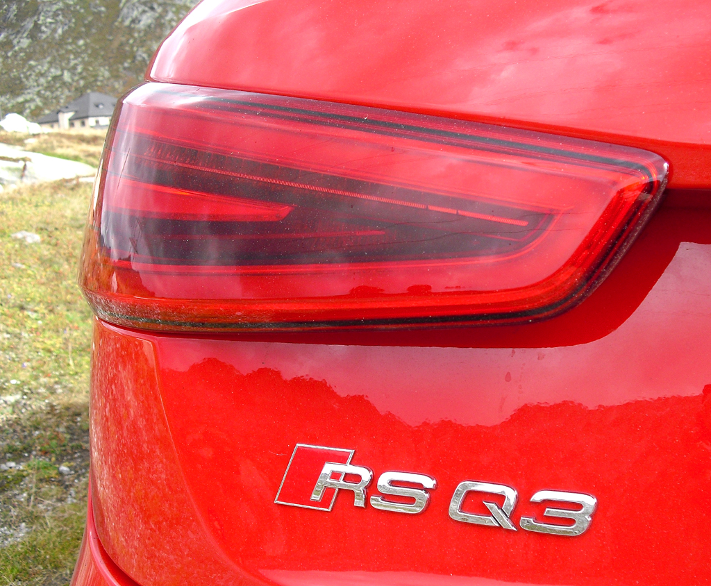 Audi RS Q3: Moderne Leuchteinheit hinten mit Modellschriftzug. 