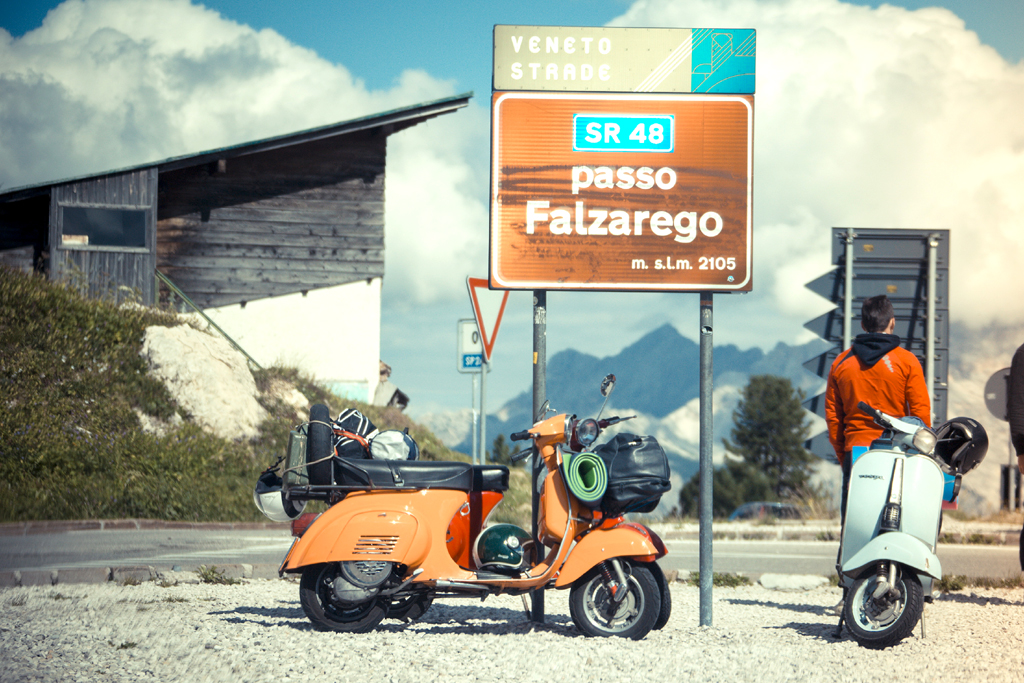 Auf den Falzarego-Pass schaffen es selbst nicht ganz so PS-starke Motorroller.