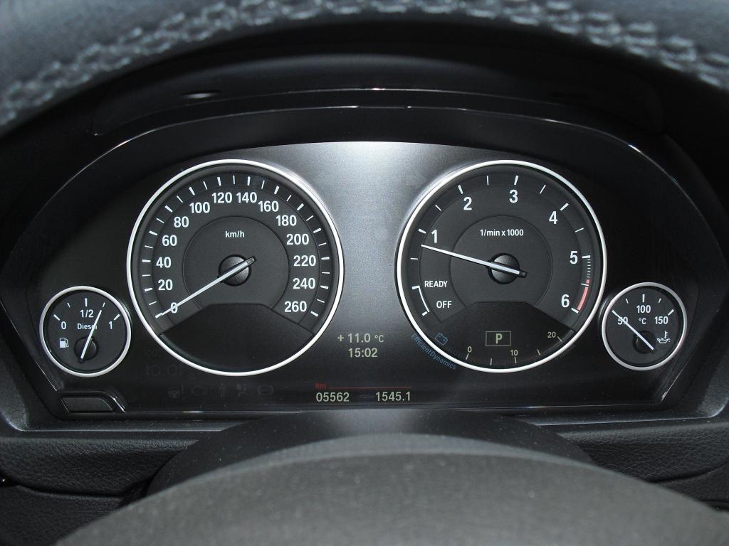 BMW 3er GT: Blick durch den Lenkradkranz auf die Rundinstrumentierung. 
