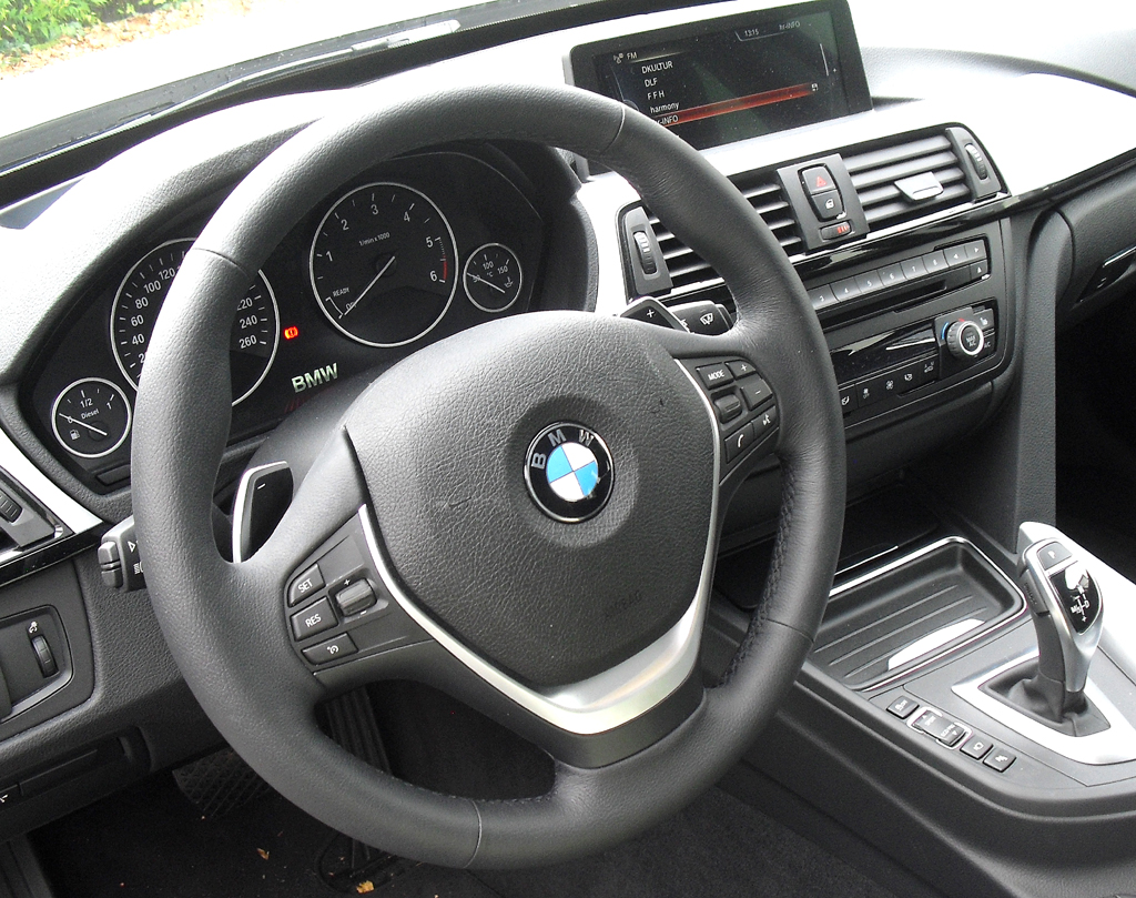 BMW 3er GT: Blick in sportlich-funktionelle Cockpit. 