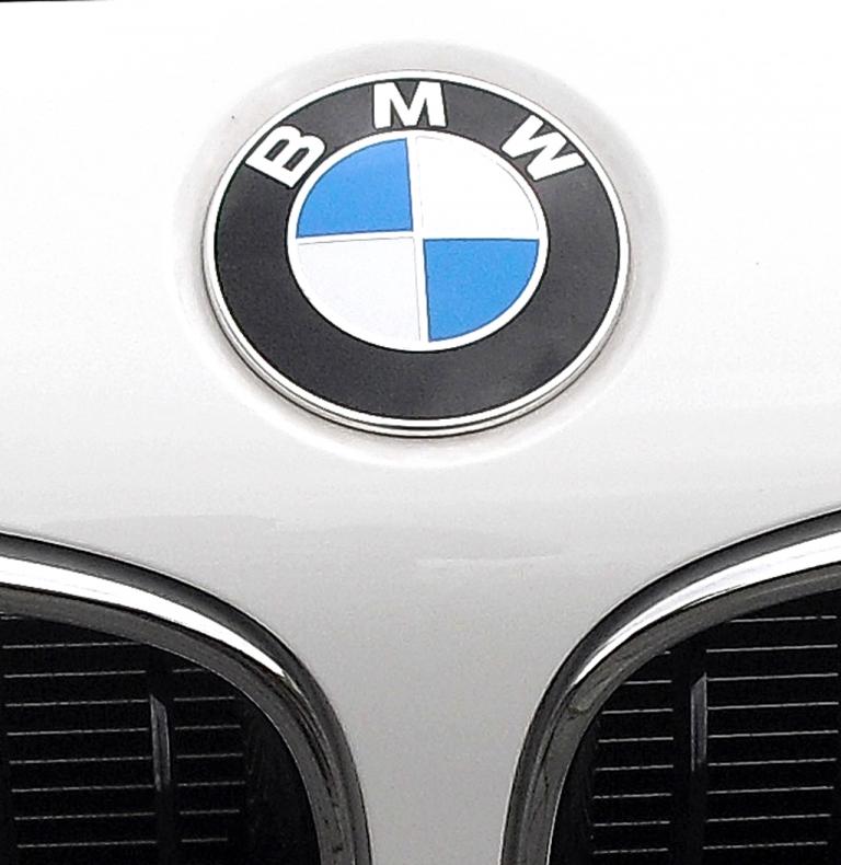 BMW 3er GT: Das Markenlogo sitzt vorn über der Doppelniere. 
