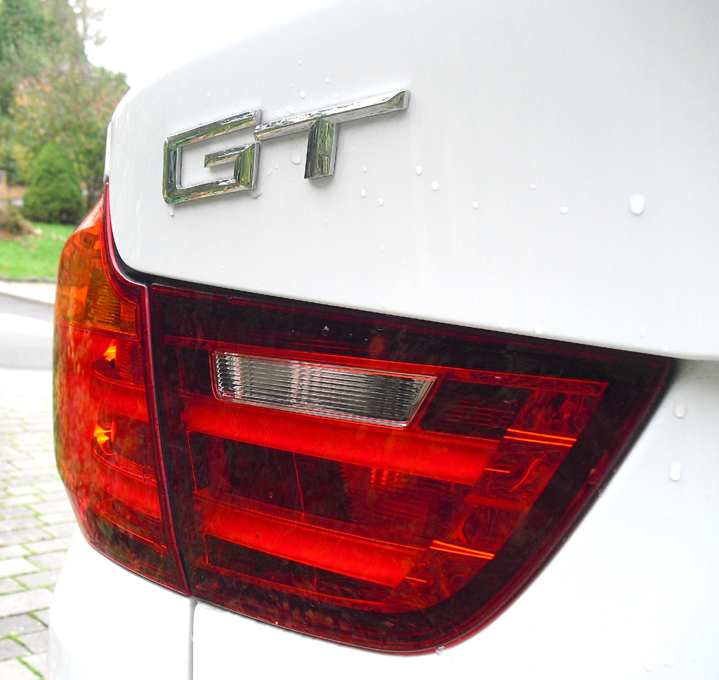 BMW 3er GT: Großformatige Leuchteinheit hinten mit Modellschriftzug. 