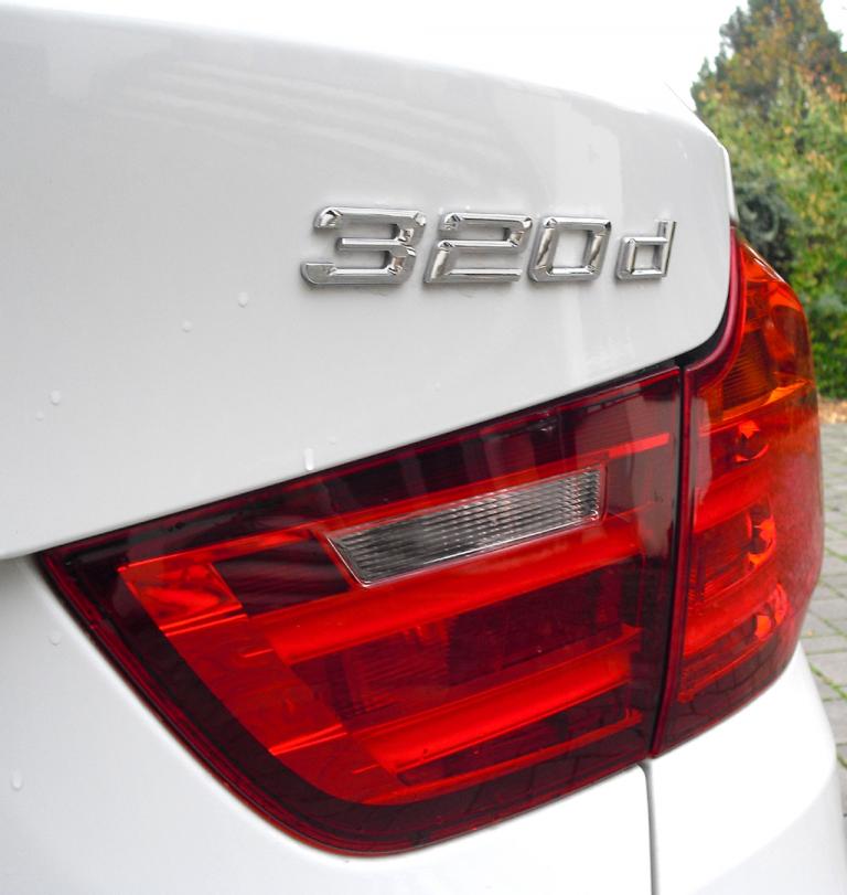 BMW 3er GT: Moderne Leuchteinheit hinten mit Motorisierungsschriftzug. 