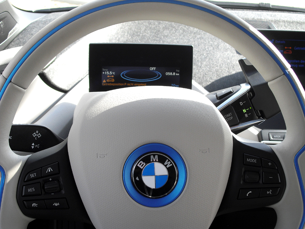 BMW i3: Blick durch den Lenkradkranz auf den etwas kleinen Bordmonitor dahinter. 