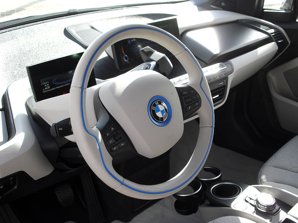 BMW i3: Blick ins übersichtlich gestaltete, futuristische Cockpit. 