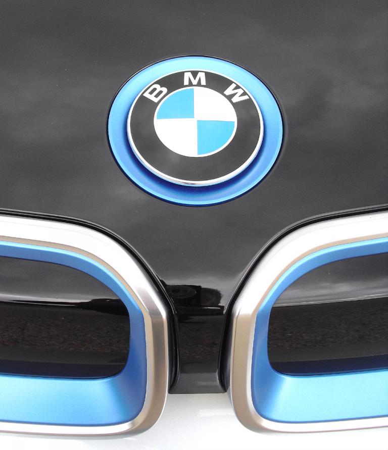 BMW i3: Das Markenlogo sitzt vorn über der markentypischen Doppelniere. 