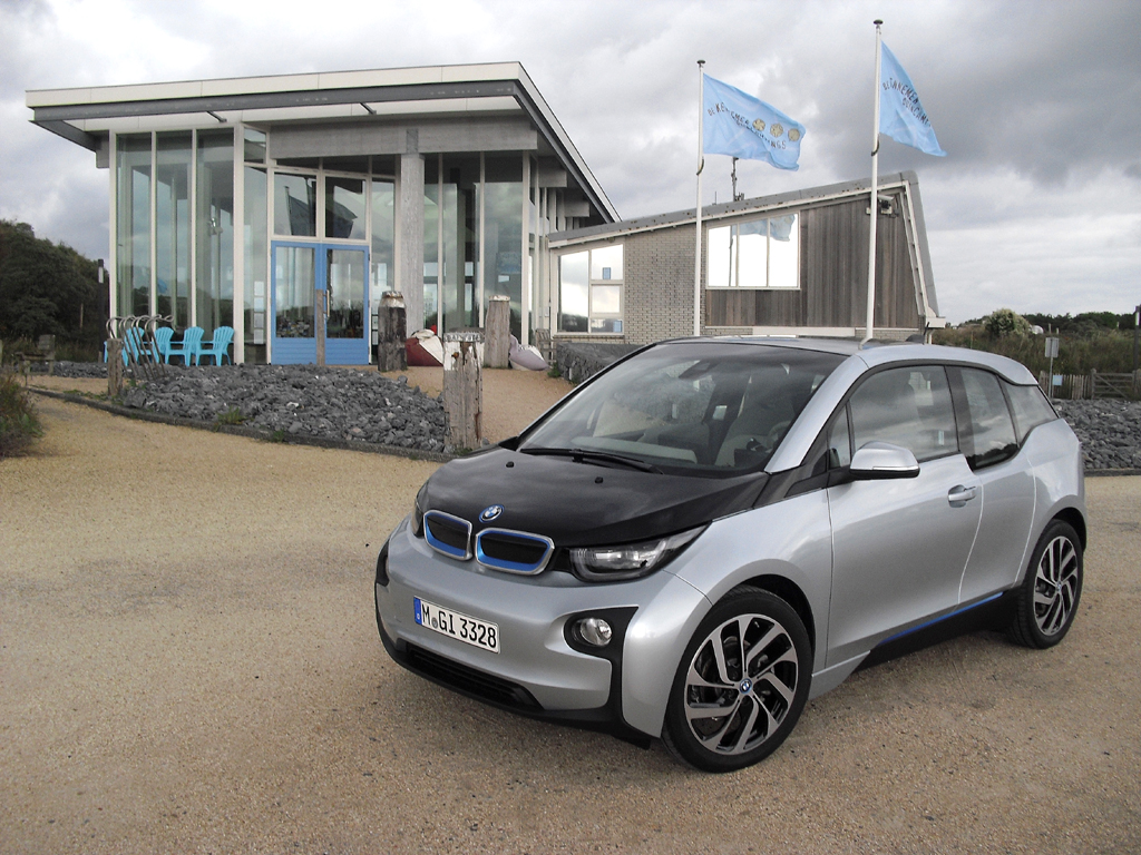 BMW i3: Der neue Stromer ist kompakte knapp vier Meter lang und baut höher.