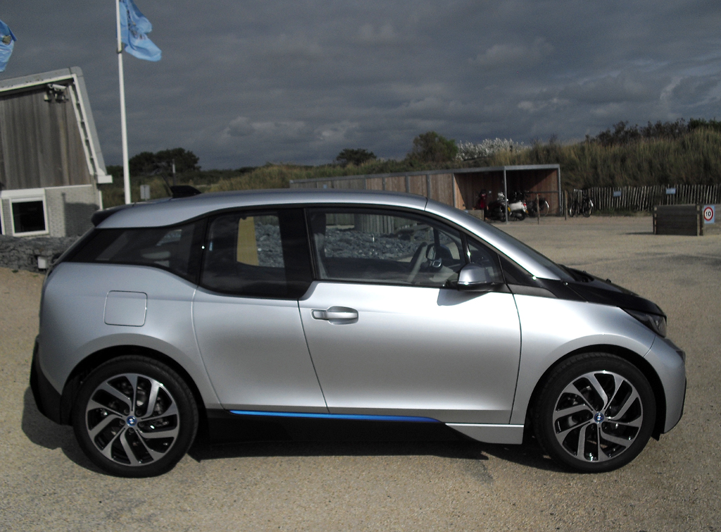 BMW i3: So sieht der fünftürige Viersitzer von der Seite aus. 