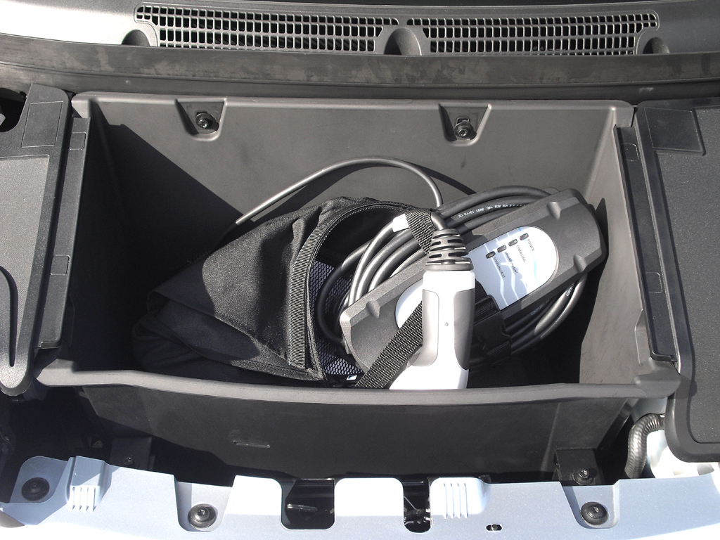 BMW i3: Unter der Haube vorn ist das Ladekabel untergebracht. 
