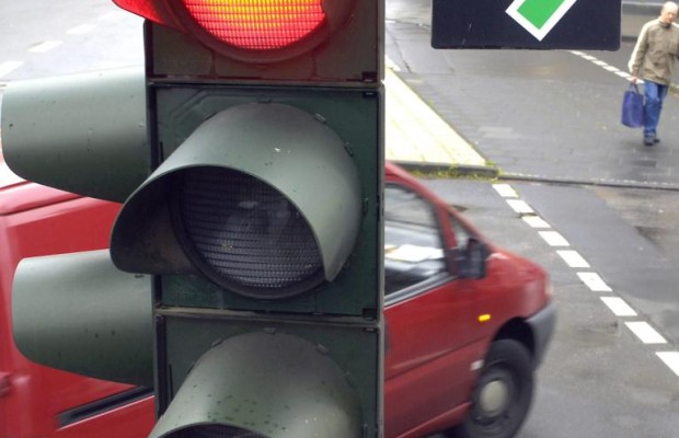 Bei Grünpfeil an der Ampel zunächst anhalten
