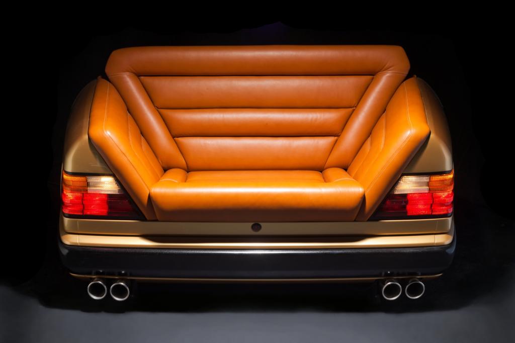 Bei dem tschechischen Hersteller Carsofa wird zum Beispiel aus dem Heck eines Mercedes W124 ein Ledersofa