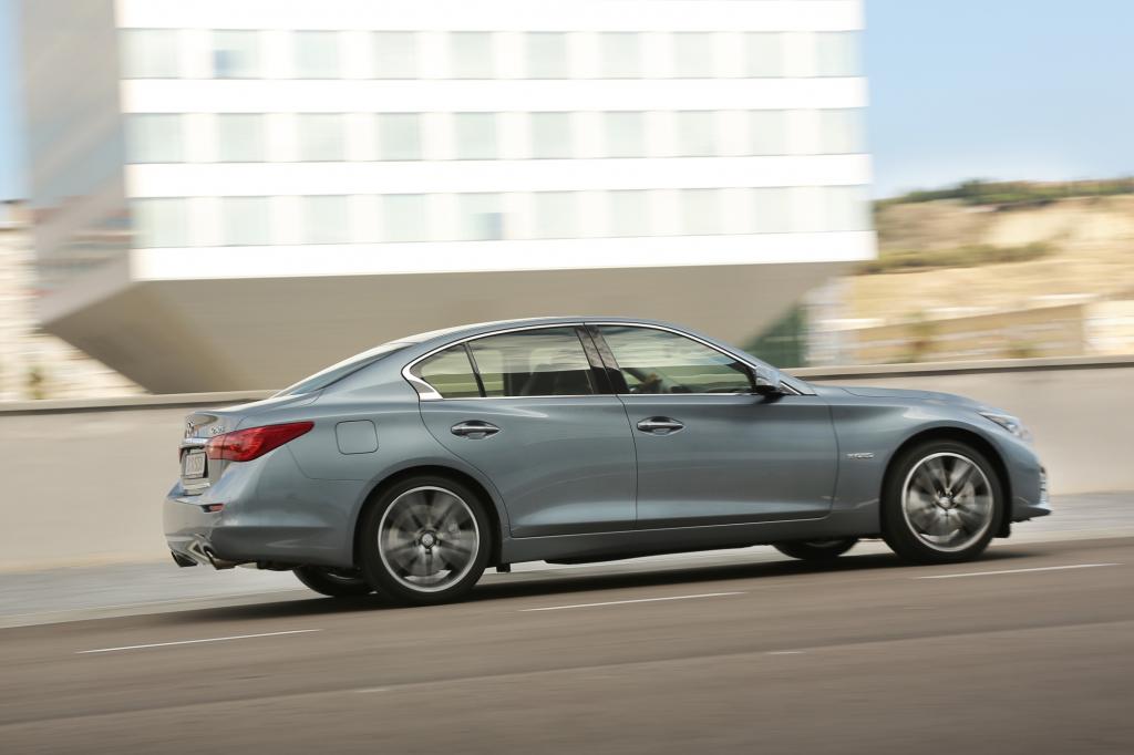 Bei den Aggregaten bietet Infiniti keine großen Wahlmöglichkeiten: Wer die Brot- und Butterlösung mit bezahlbarem 170 PS-Diesel ablehnt, wird quasi in die Sportabteilung geschickt
