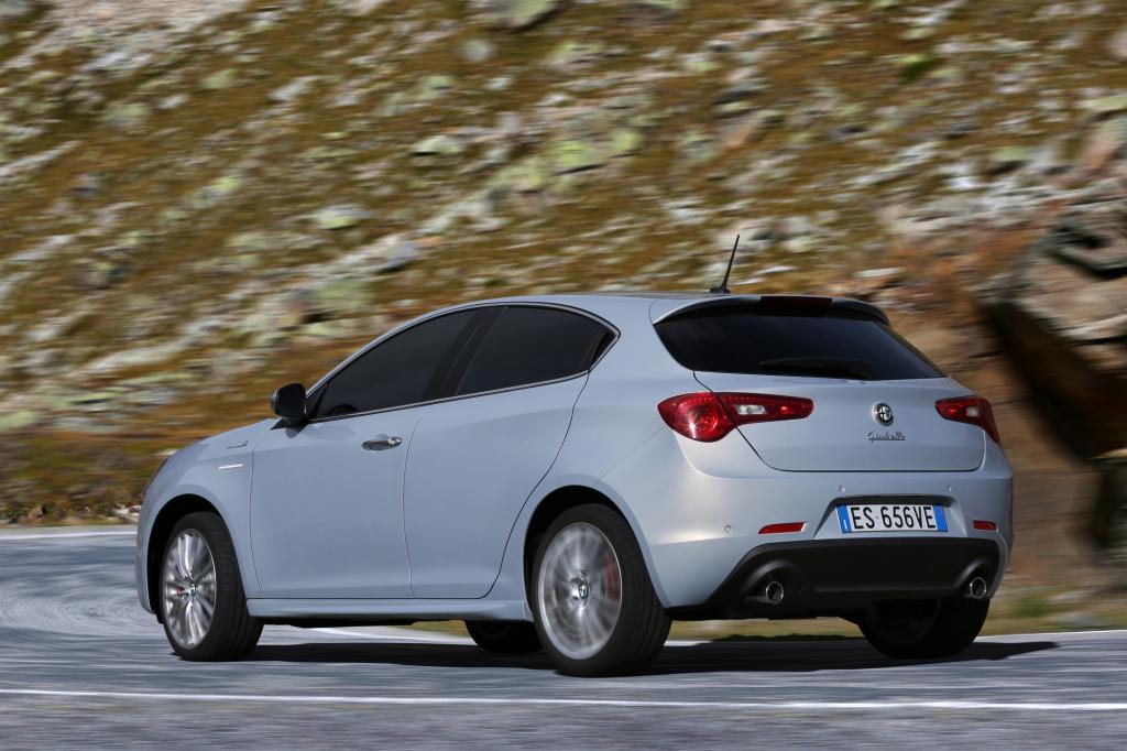 Bei der Giulietta gibt es für mindestens 25.900 Euro einen neuen Zweiliter-Diesel mit 110 kW/150 PS, der seine Arbeit mit stiller Gewalt verrichtet