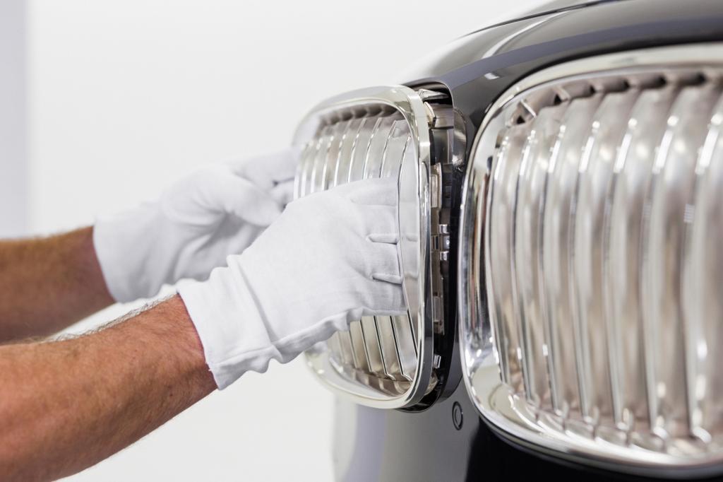 Beim 760Li Sterling sind nun zum Beispiel die BMW Niere oder die Zierleiste im Heck in Massivversilberung gefertigt
