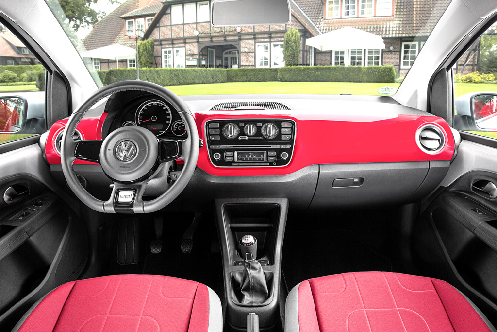 Blick ins Cockpit: Mit dem Cross-Up bietet VW den 