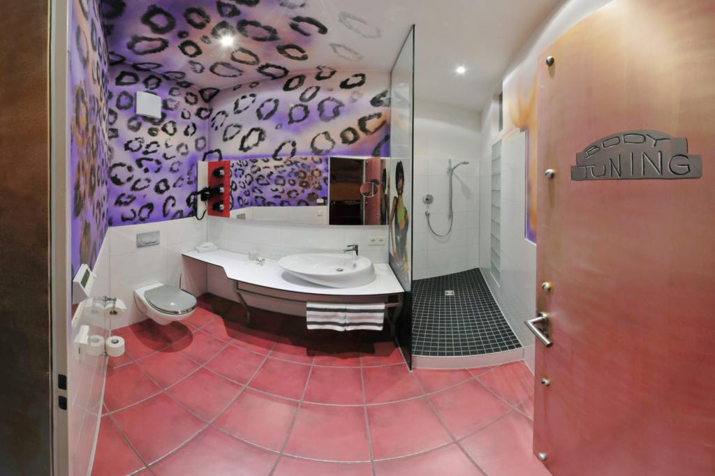 Body-Tuning im Badezimmes der Tuning-Suite.