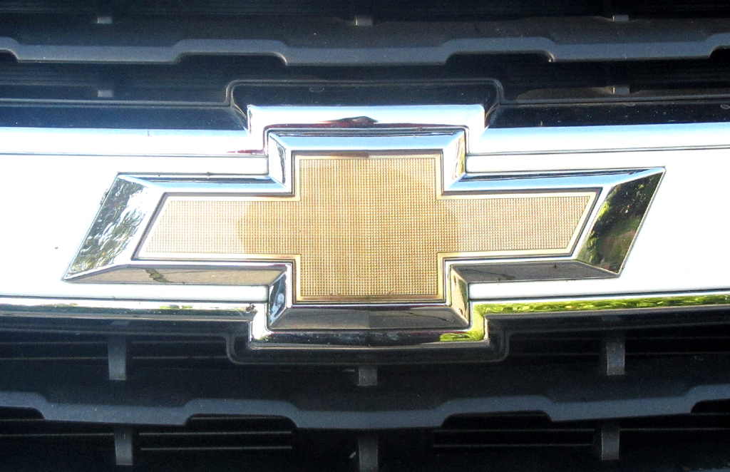 Chevrolet Trax: Das Markenlogo sitzt vorn in einer Chromspange mittig im Kühlergrill. 