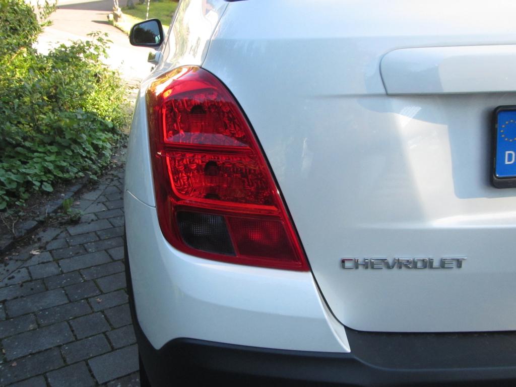 Chevrolet Trax: Großformatige Leuchteinheit hinten mit Markenschriftzug. 