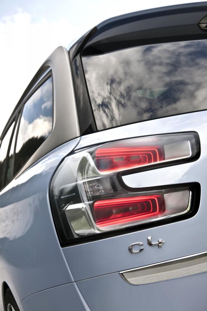 Citroën Grand C4 Picasso: Moderne Leuchteinheit hinten mit Modellschriftzug. 