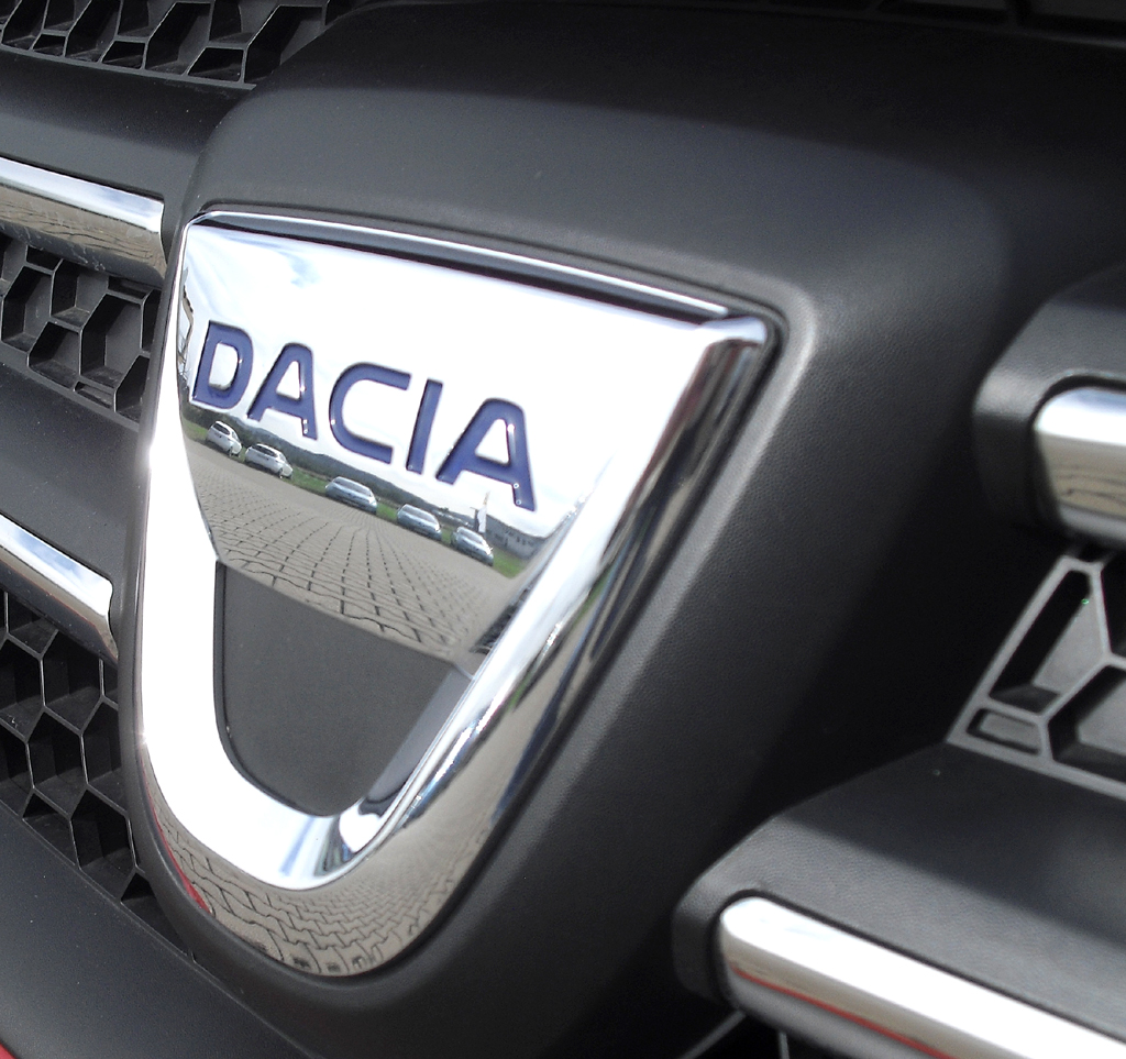 Dacia Logan MCV: Das Markenlogo sitzt vorn mittig im Kühlergrill. 
