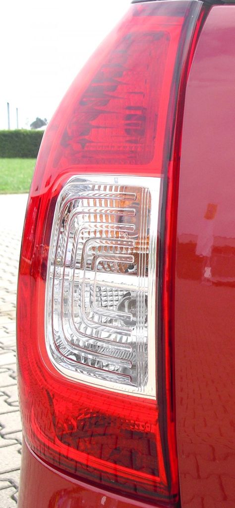 Dacia Logan MCV: Die Leuchteinheiten hinten sind vertikal ausgerichtet. 