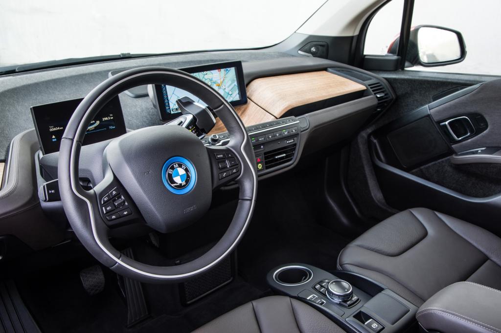 Das Armaturenbrett wirkt zerklüftet, was laut BMW aber den „Loft-Charakter“ widerspiegeln soll.