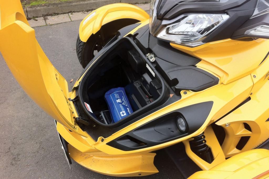 Das Gepäckfach liegt vorne und fasst 44 Liter