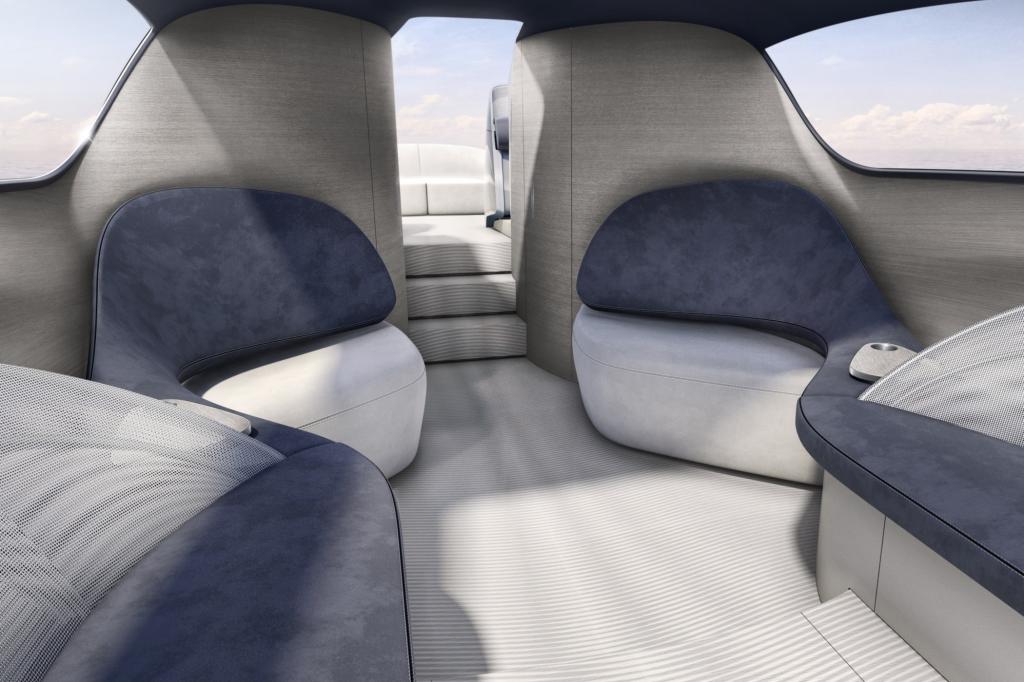 Das Glasdach verfügt zum Beispiel über eine ähnliche Funktionalität wie die aus einigen Mercedes-Benz Fahrzeugen bekannte Magic Sky Control-Lichttechnologie. Hier kann man die Verglasung per Knopfdruck von transparent auf getönt umschalten.