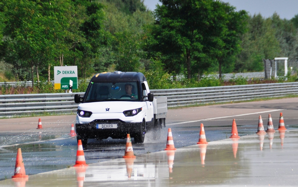 Dekra zeigt Dienstleistungsangebot für Elektrofahrzeuge