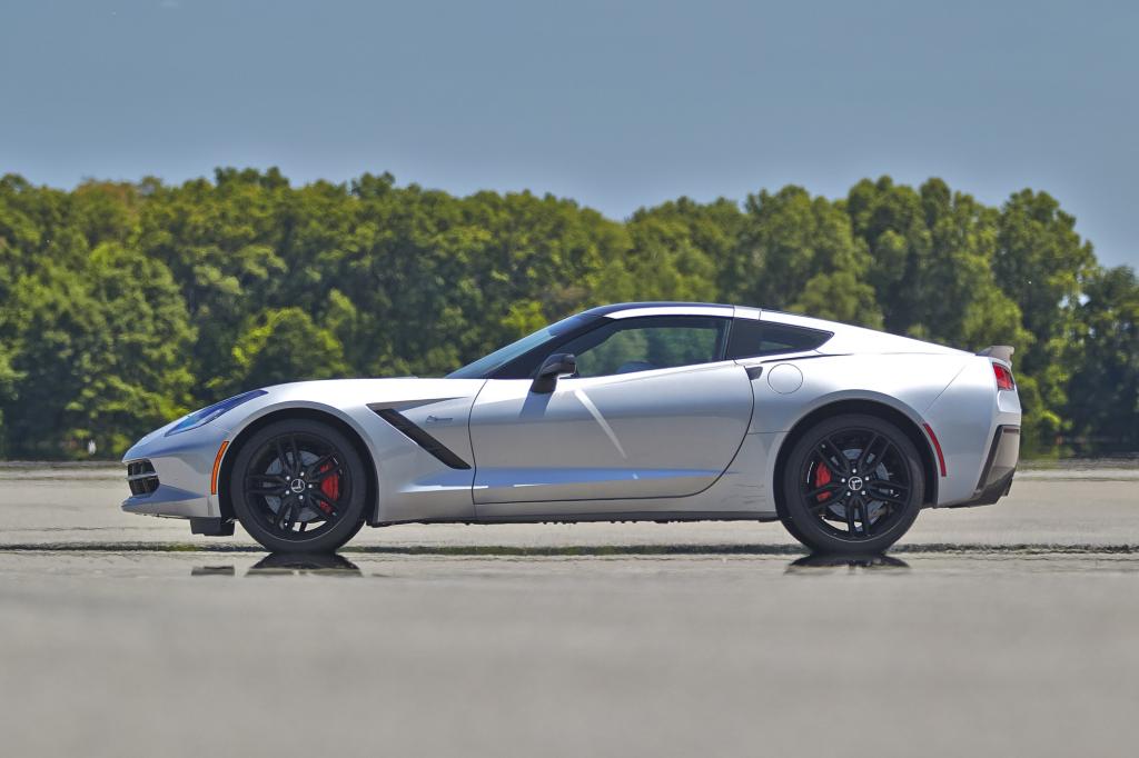 Denn mit einem Grundtarif von 69.990 Euro ist die Corvette fast ein Drittel billiger als der 911 – von anderen Sportwagen ganz zu schweigen.