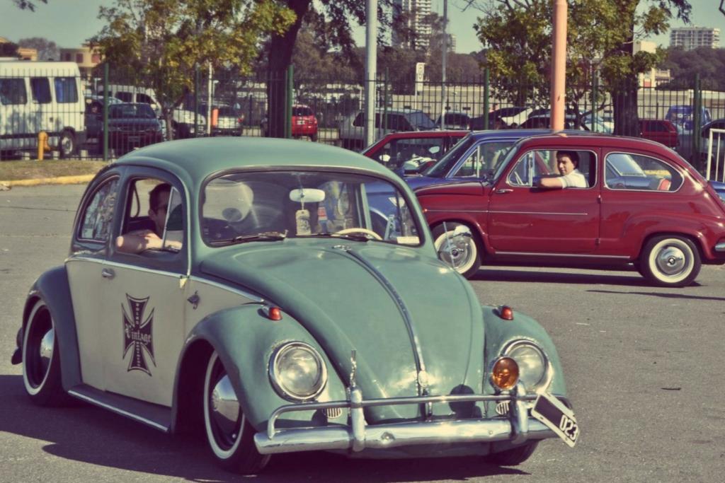 Denn während bei uns fast jeder Oldtimerfan still und heimlich von einem Flügeltürer oder zumindest einem alten Porsche 911 träumt, sind andere Klassiker für das Gros der Südamerikaner in der Regel unerreichbar.