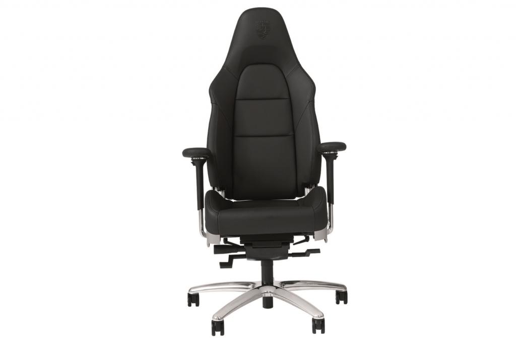 Der Chefsessel ist ein originaler Sportsitz aus dem Porsche 911