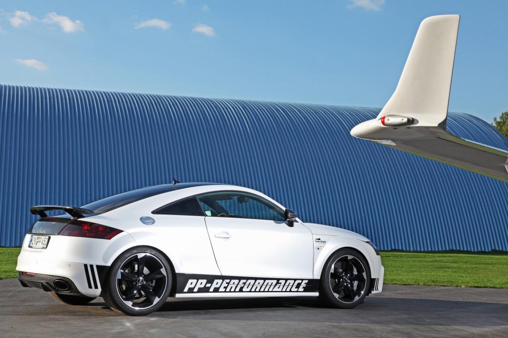 Der Synergieeffekt aus der Zusammenarbeit zweier Tuner lässt sich jetzt am Audi TT RS Black & White Edition begutachten.