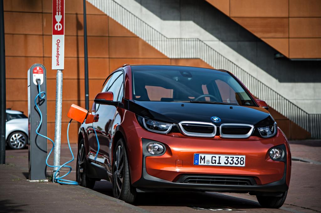 Der i3-Fahrer fährt vor, verbindet mit dem Ladekabel die Stromquelle mit dem Fahrzeug, verriegelt das Ganze per Fernbedienung und sucht sich zum Beispiel ein nettes Plätzchen in einem Café