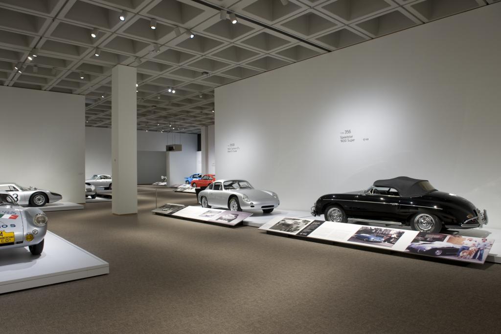 Der kleine schwarze Roadster 356 Speedster 1600 Super gehört zu den 22 Leihgaben, die Organisator Ken Gross für diese Show im North Carolina Museum of Art zusammengetragen hat