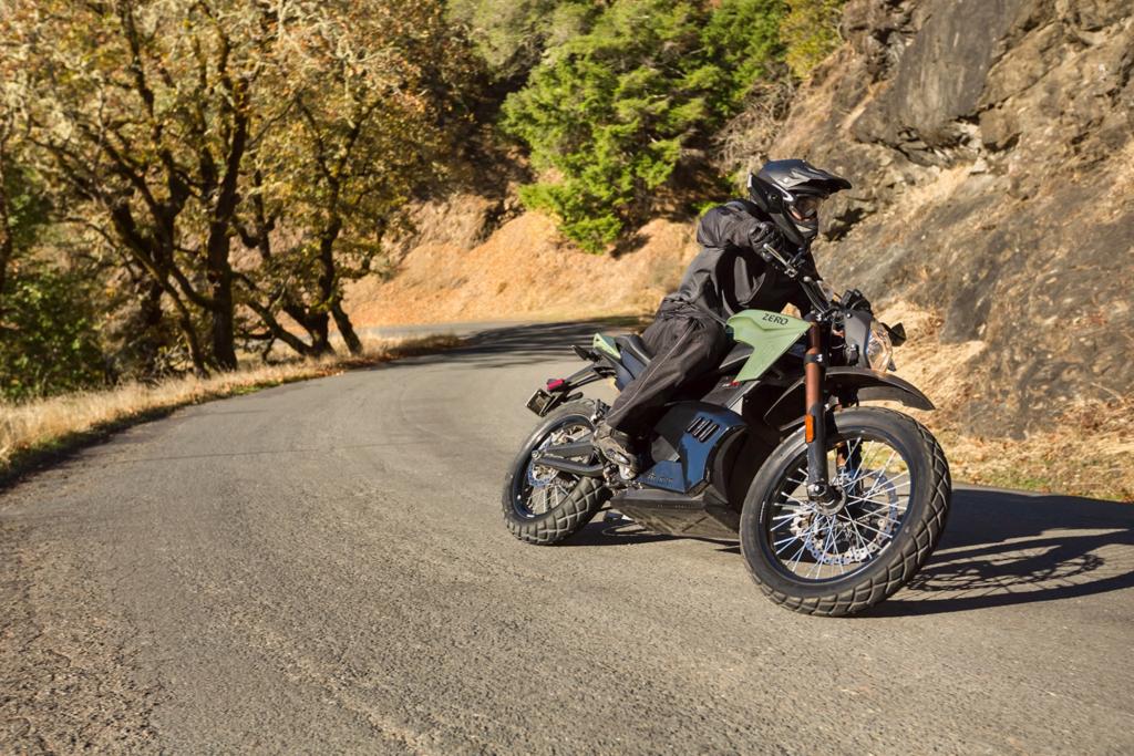 Die Lust am Aufdrehen kommt von der stillen Dynamik der Zero DS, die selbst dem erfahrenen Biker eine völlig neues, fast schwereloses Fahrvergnügen beschert