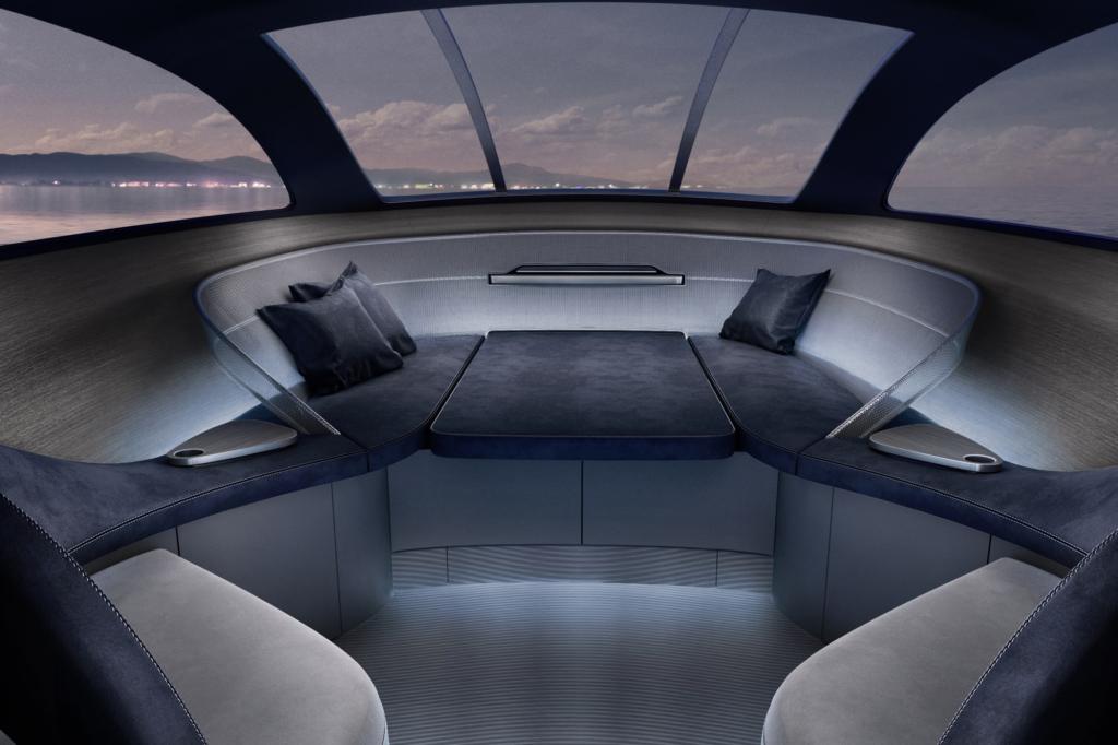 Die Verarbeitung der silbrig grauen Nubukleder und Furniere für den wie ein Cockpit gestalteten luftigen Innenbereich wirken buchstäblich wie aus der gehobenen Autowelt.
