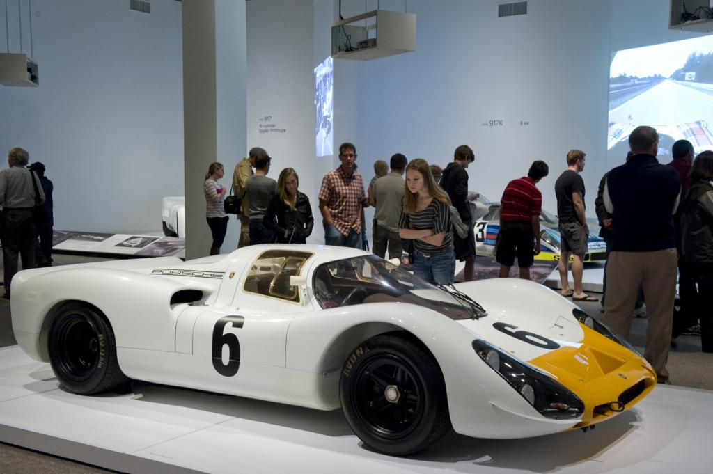 Die landesweit angesehene Kunstsammlung nimmt das Jubiläumsjahr des 911er zum Anlass, um Meilensteine des Renn- und Sportwagenbaus aus deutsch-österreichischer Fabrikation zu feiern (hier 908K Protoyp)