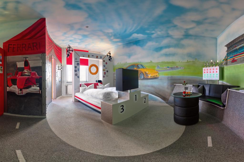 Für 175 Euro pro Nacht erhält man an der Rezeption zum Beispiel den Schlüssel für das Rennsport-Zimmer mit Siegertreppchen.