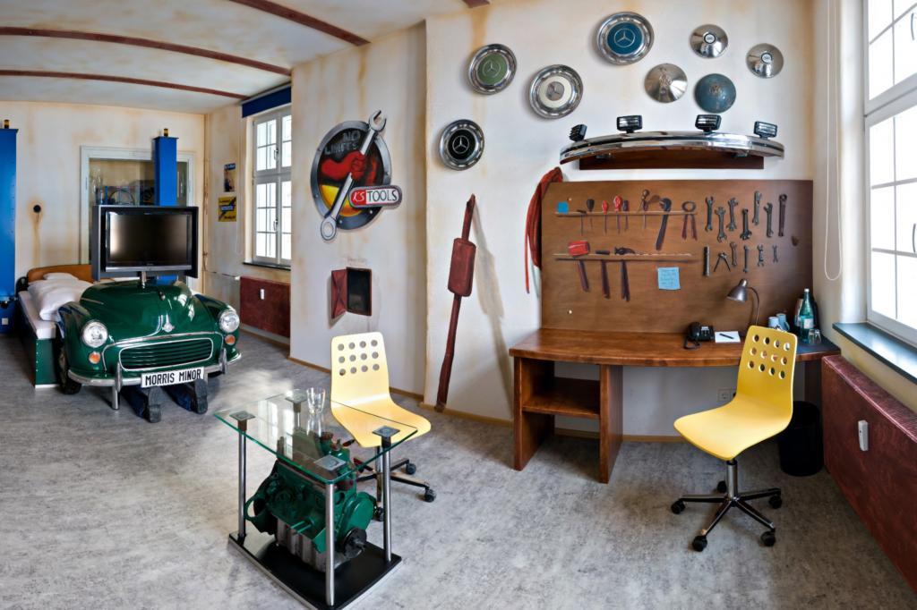 Für Technikbegeisterte bietet sich das Werkstatt-Zimmer an.