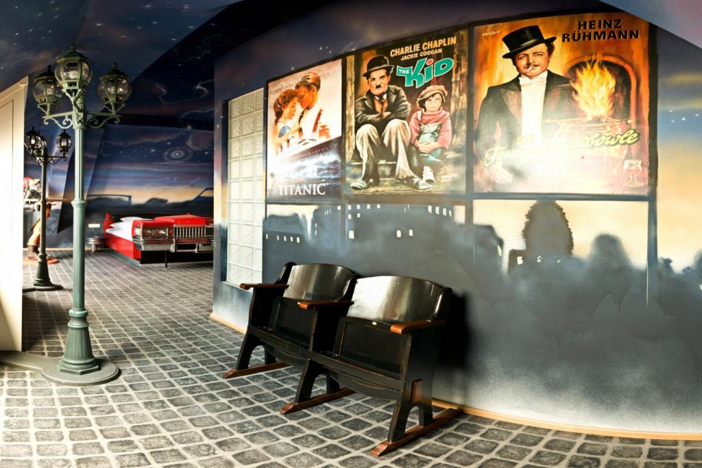 Für originalgetreues Retro-Flair erstrahlt ein Sternenhimmel über dem amerikanischen Luxus-Coupé. 